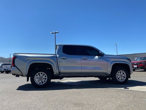 Used 2024 Toyota Tacoma SR5 AWD/4WD image 18