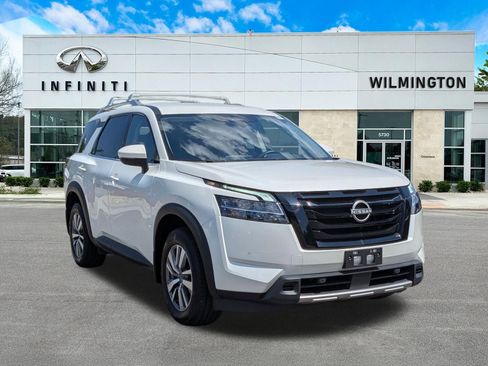 Used 2023 Nissan Pathfinder SL w/ Black Appearance Package AWD/4WD image 1