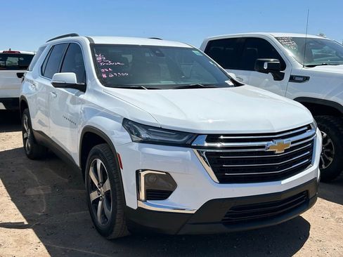 Used 2023 Chevrolet Traverse LT w/ LT Premium Package FWD image 2