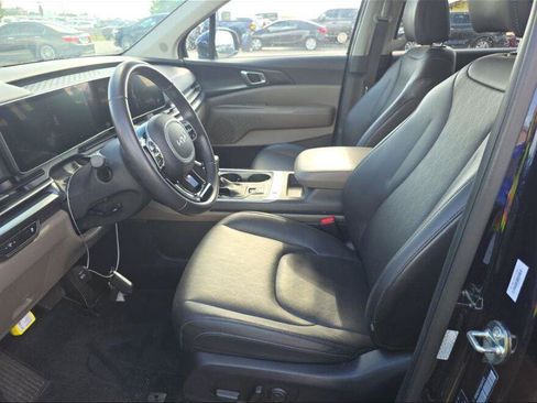 Used 2025 Kia Carnival FWD image 3