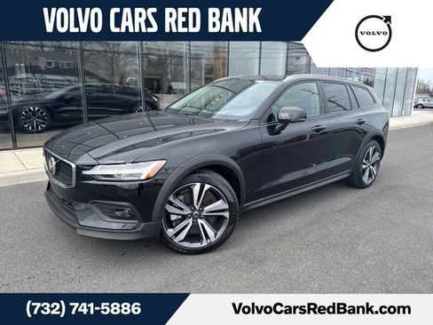Used 2025 Volvo V60 B5 Cross Country Plus AWD/4WD image 1