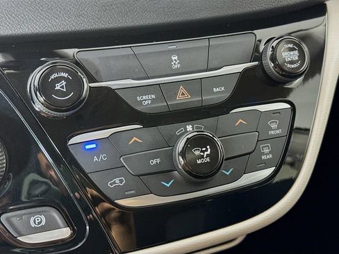 Used 2017 Chrysler Pacifica LX w/ Tire & Wheel Group FWD image 18