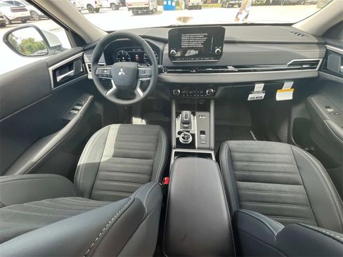 New 2025 Mitsubishi Outlander SE image 21