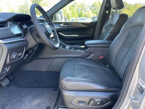 New 2025 Jeep Grand Cherokee Altitude image 23