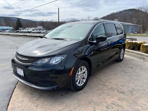 Used 2023 Chrysler Voyager LX image 3