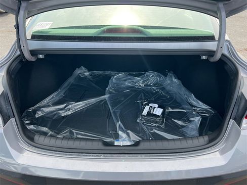 Used 2025 Hyundai Elantra SEL image 18