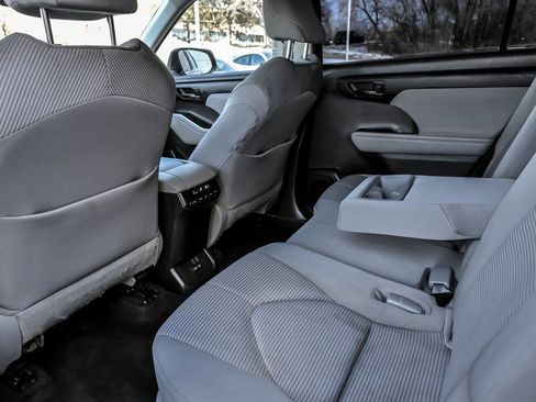 Used 2023 Toyota Highlander LE image 17