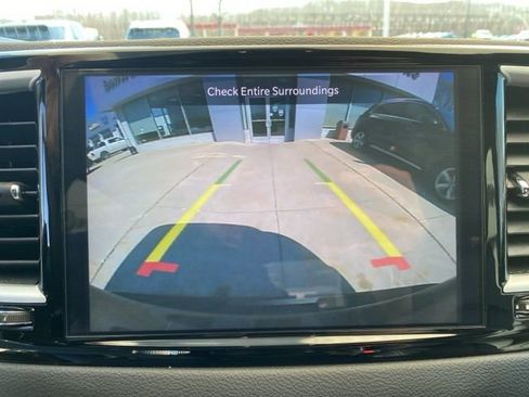 Used 2025 Chrysler Pacifica Select image 22