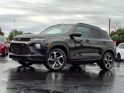 Used 2023 Chevrolet TrailBlazer RS w/ Sun and Liftgate Package AWD/4WD image 2