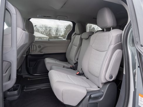 Used 2024 Toyota Sienna LE image 17