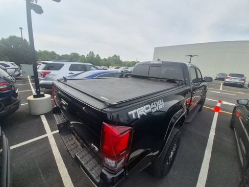 Used 2019 Toyota Tacoma TRD Sport w/ TRD Premium Sport Package AWD/4WD image 10