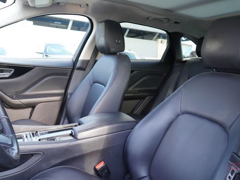Used 2019 Jaguar F-PACE Premium image 14