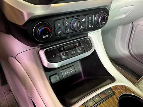Used 2022 GMC Acadia SLE FWD image 16