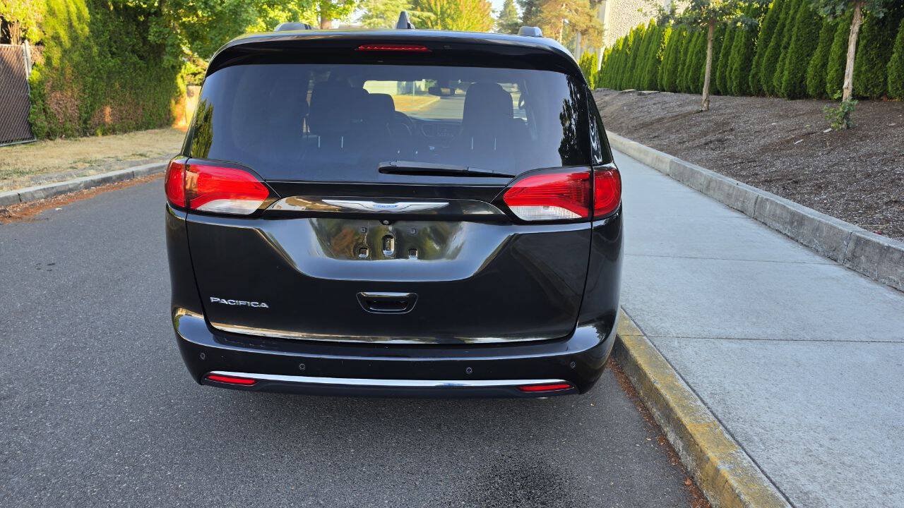 Used 2018 Chrysler Pacifica Touring-L FWD image 6