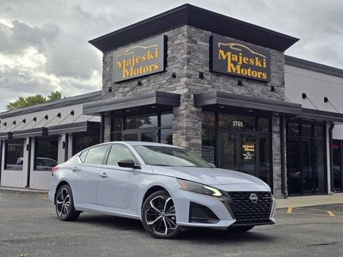 Used 2024 Nissan Altima 2.5 SR image 1