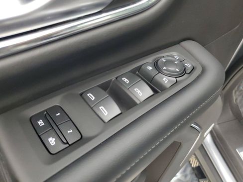 Used 2022 Chevrolet Tahoe Z71 w/ Luxury Package AWD/4WD image 19