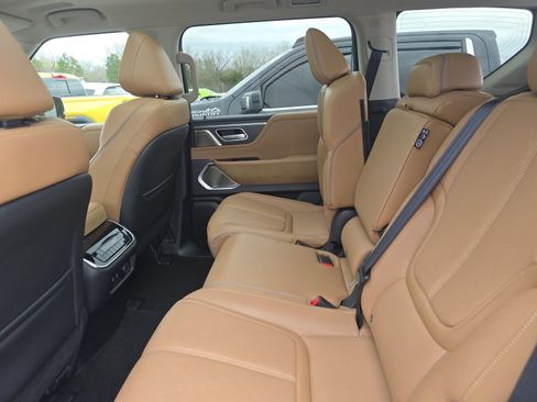 Used 2025 INFINITI QX80 Sensory image 7