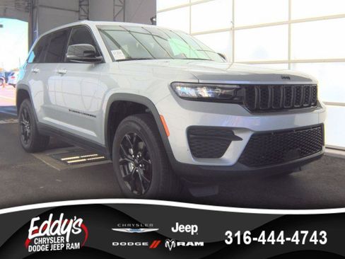 Used 2025 Jeep Grand Cherokee Altitude AWD/4WD image 1