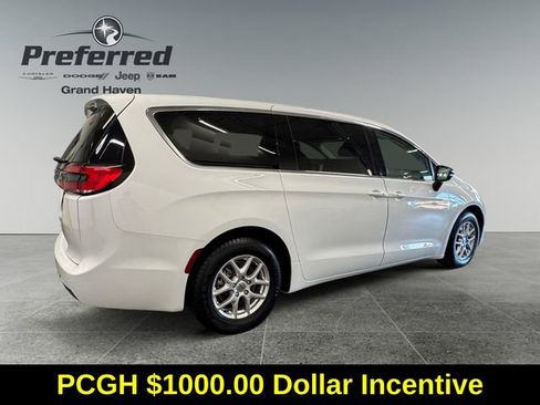 Used 2024 Chrysler Pacifica Touring-L image 17