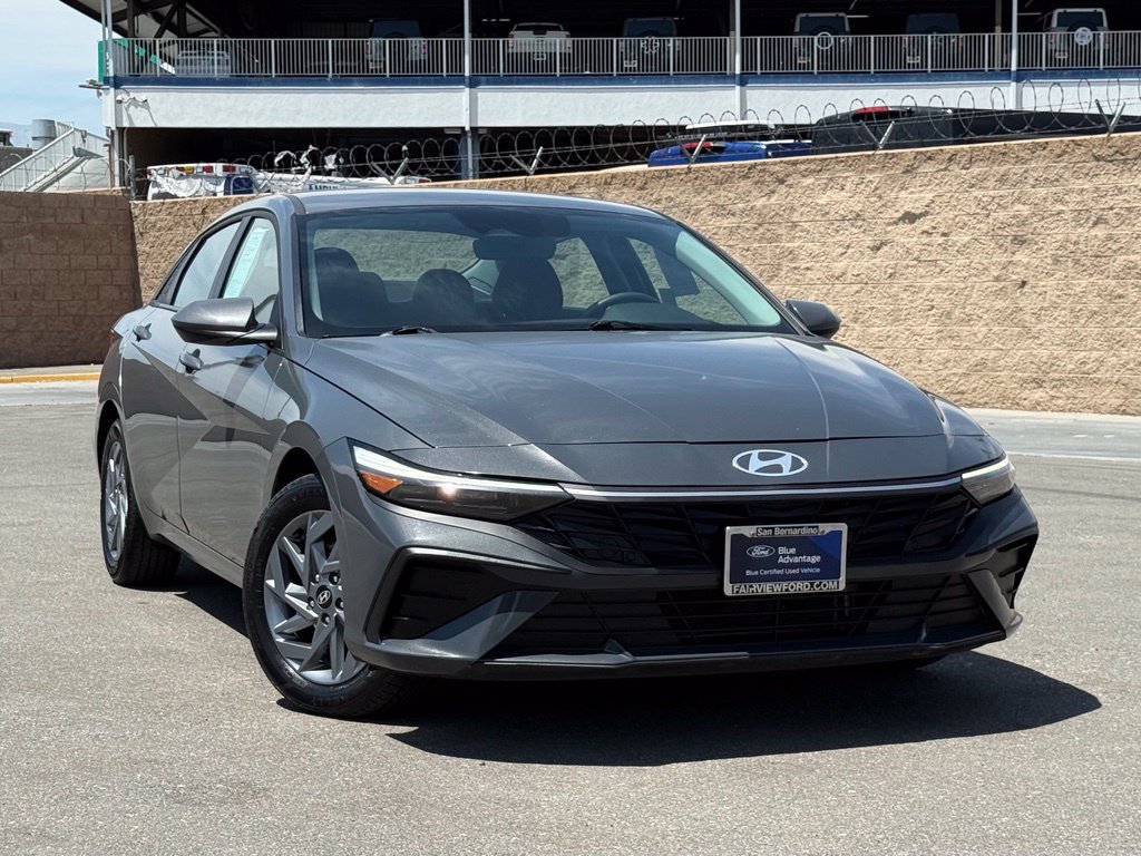 Used 2025 Hyundai Elantra Hybrid FWD image 2