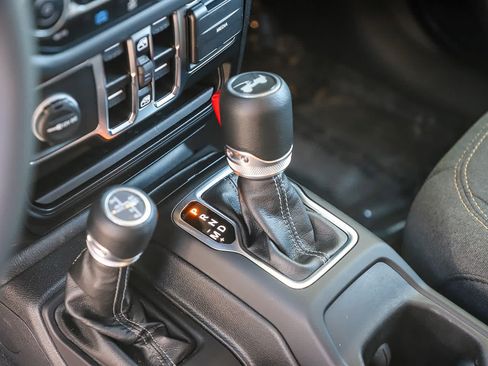 Used 2025 Jeep Wrangler Unlimited Sahara AWD/4WD image 15