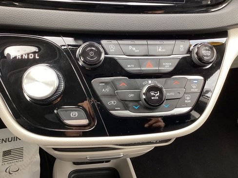 Used 2024 Chrysler Pacifica Touring-L image 22