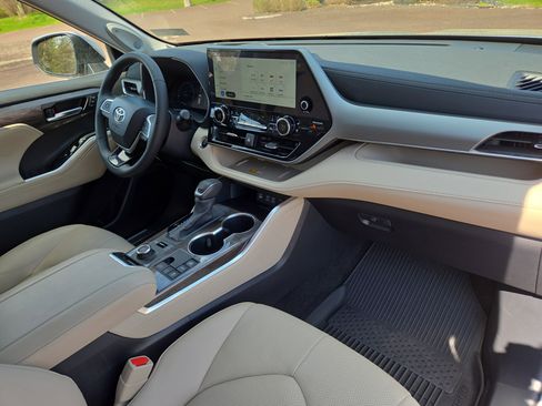 Used 2024 Toyota Highlander Platinum image 18