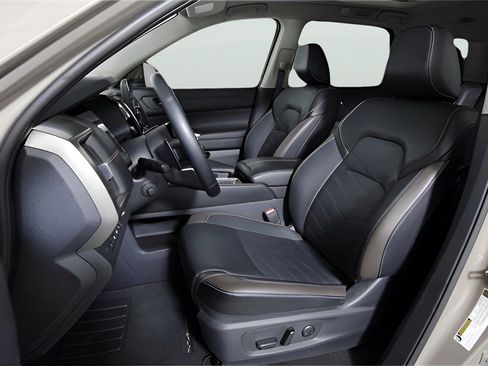 Used 2024 Nissan Pathfinder Platinum image 18