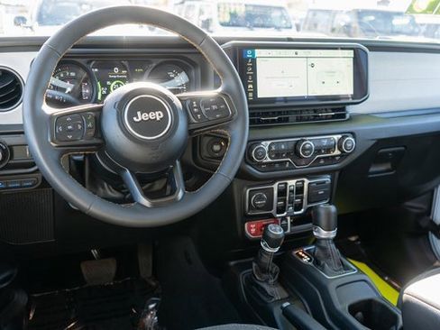 Used 2024 Jeep Wrangler Unlimited image 12