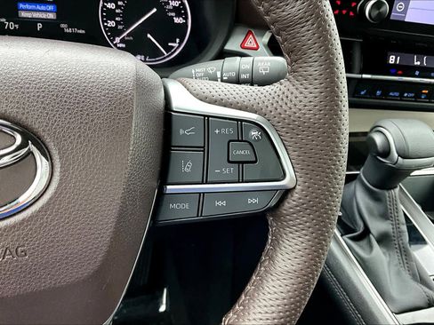 Used 2023 Toyota Sienna Platinum AWD/4WD image 24
