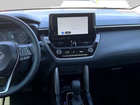 Used 2025 Toyota Corolla Cross LE FWD image 7