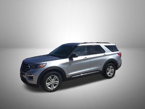 Used 2022 Ford Explorer XLT w/ Equipment Group 202A AWD/4WD image 2