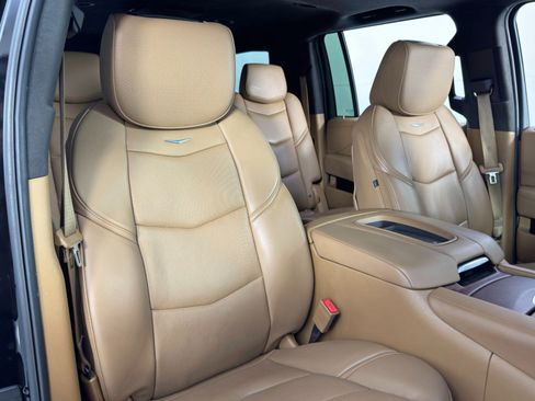 Used 2017 Cadillac Escalade ESV Platinum image 39