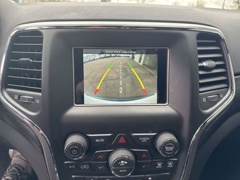 Used 2020 Jeep Grand Cherokee Laredo AWD/4WD image 16