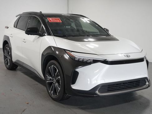 Used 2024 Toyota bZ4X FWD image 3