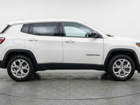 Used 2025 Jeep Compass Latitude image 11