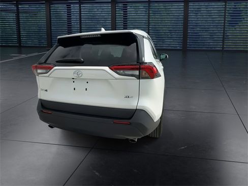 Used 2022 Toyota RAV4 XLE Premium image 7