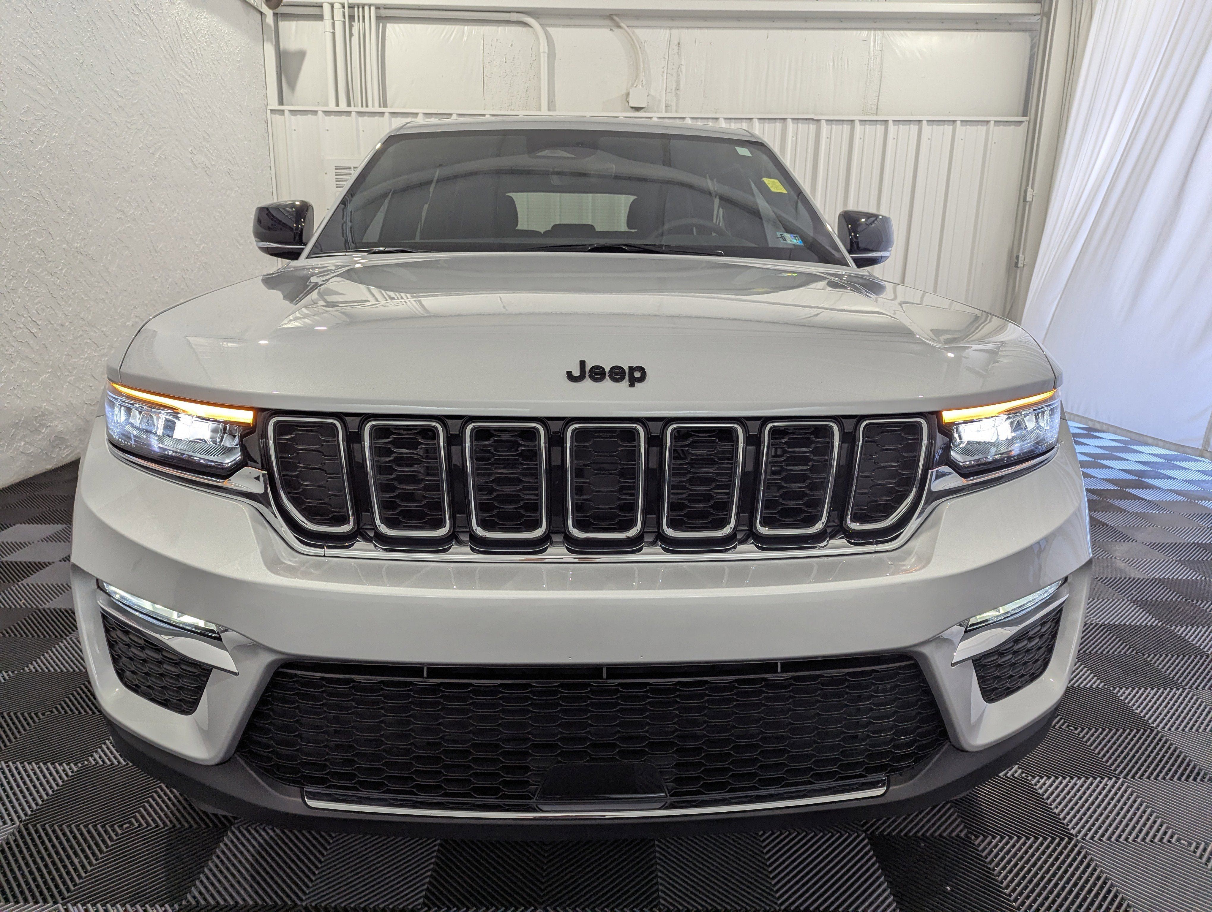 Used 2025 Jeep Grand Cherokee Limited w/ Trailer Tow Package AWD/4WD image 4