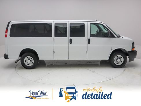 Used 2017 Chevrolet Express 3500 LS RWD image 2