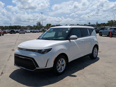 Certified 2025 Kia Soul LX w/ LX Technology Package FWD image 3