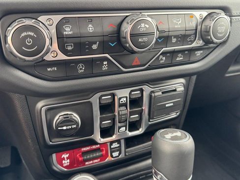 Used 2025 Jeep Wrangler Unlimited Rubicon AWD/4WD image 17