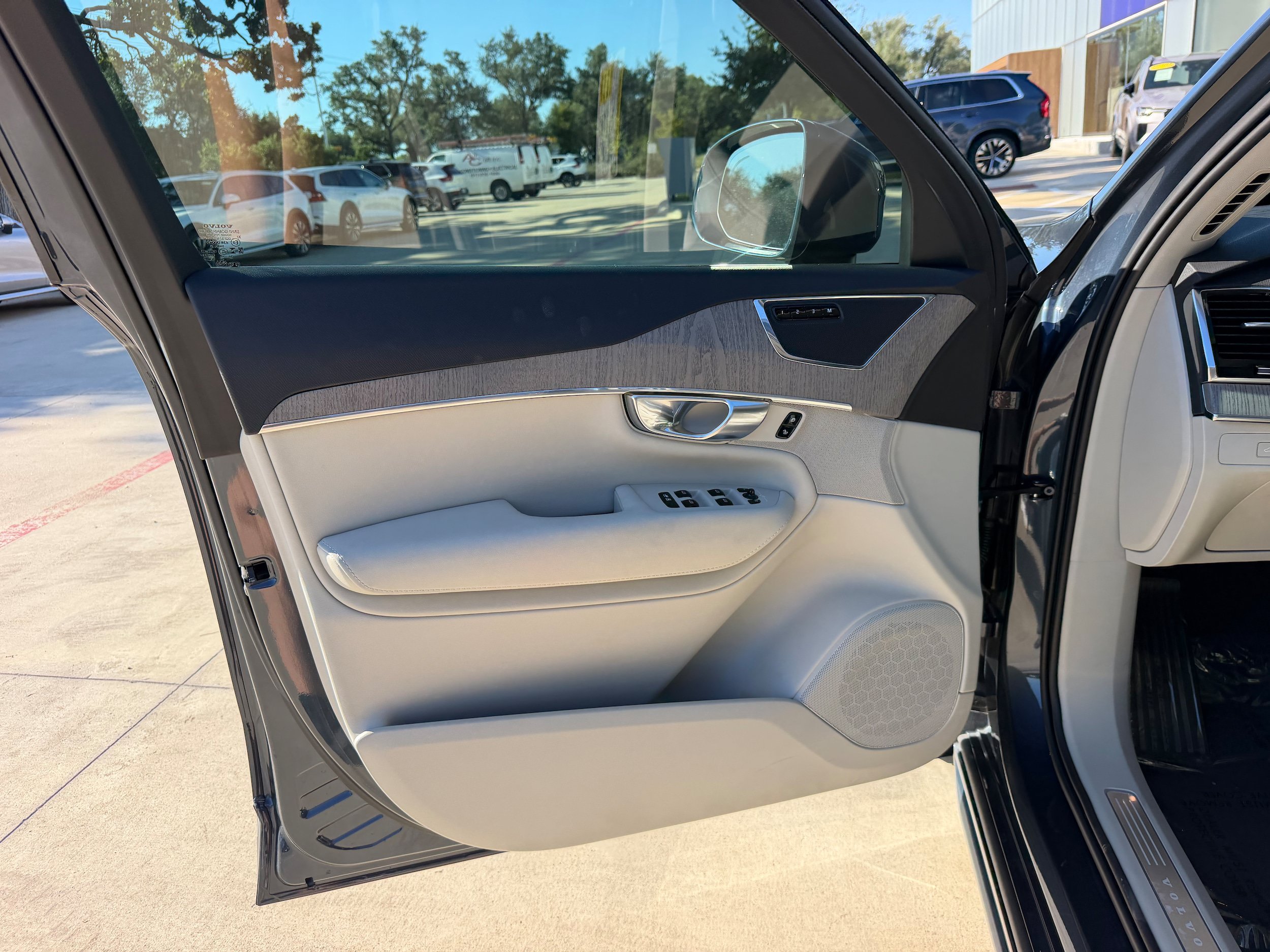 Certified 2025 Volvo XC90 B6 Plus w/ Protection Package Premier AWD/4WD image 22
