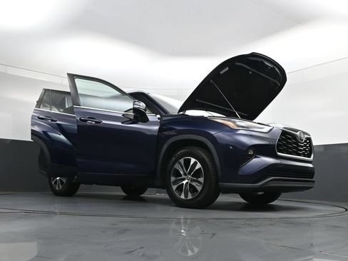 Used 2021 Toyota Highlander XLE FWD image 54
