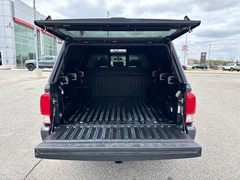 Used 2017 Toyota Tacoma TRD Sport w/ Tow Package (A/T) AWD/4WD image 11