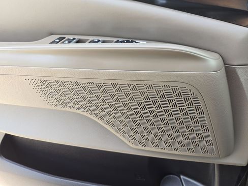 Used 2025 Kia Carnival FWD image 15