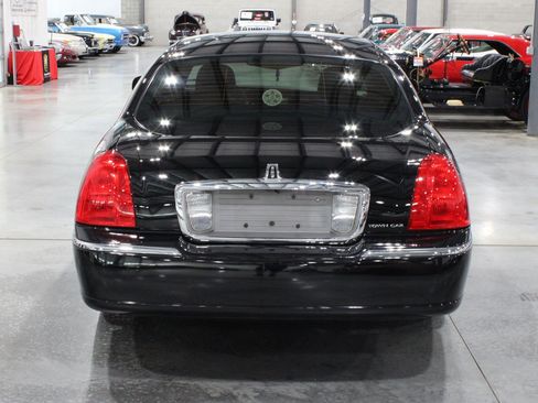 Used 2006 Lincoln Town Car Signature Limited RWD image 15