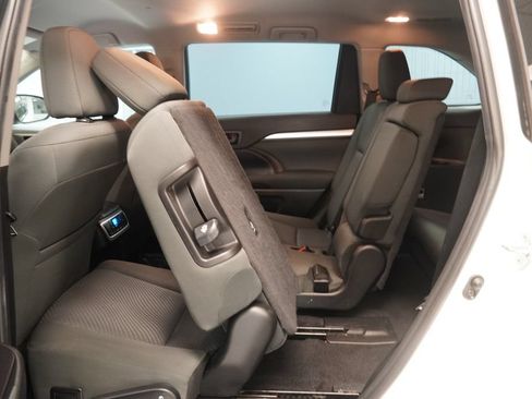 Used 2019 Toyota Highlander LE AWD/4WD image 26