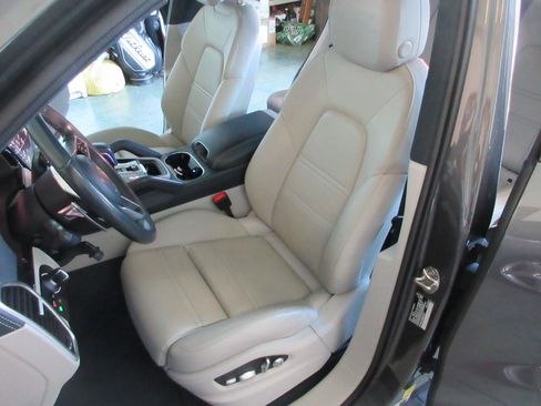 Used 2021 Porsche Cayenne S AWD/4WD image 10