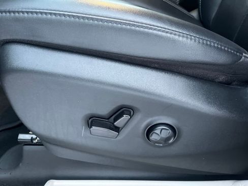 Used 2024 Chrysler Pacifica Touring-L image 15