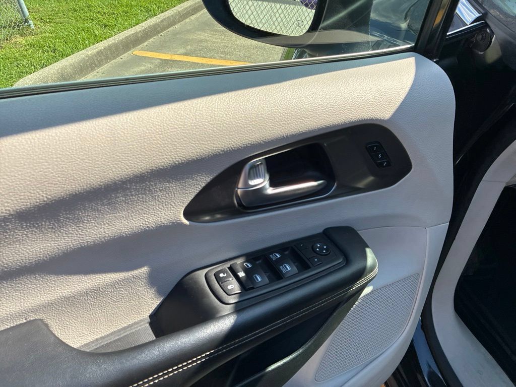 Used 2023 Chrysler Pacifica Touring-L FWD image 18